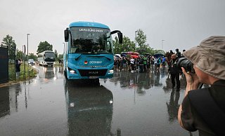 Zahlreiche Zuschauer verfolgten die Ankunft im EM-Quartier im «Home Ground» in Herzogenaurach. - Foto: Christian Charisius/dpa
