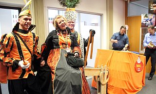 Prinz Sascha Baumann (v. l.), Jungfrau Tanja Baumann und Bauer Manuel Bachmann mit den Sparkassen-Vertretern Mathias Meier und Burkhard Esser, die den Korb der Wippe mit Bonbons füllen. - Burkhard Battran
