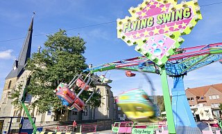 Schwungvoll ins Runde mit dem Flying Swing an der Bartholomäuskirche - damit lässt sich gut ein erster Überblick über das Festgeschehen gewinnen. Wenige Meter weiter stehen der beliebte Autoscooter und der abenteuerliche Scheibenwischer "Super Gaudi", für den man schon gute Nerven braucht. - Peter Unger