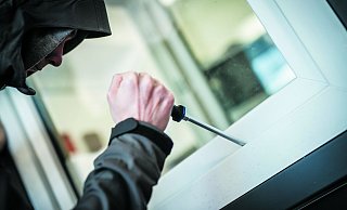 Die Polizei ist auf der Suche nach einem Mann, der Ende März in eine Doppelhaushälfte eingebrochen ist. - Symbolfoto/ dpa