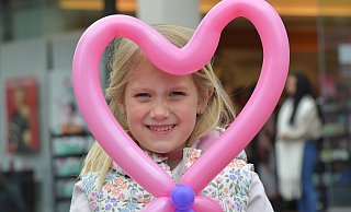Juna (5) bekam von einer Ballonkünstlerin in der Gütersloher Innenstadt am Sonntag einen Herzballon geschenkt. - Jens Dünhölter Juna (5) bekam von einer Ballonkünstlerin in der Gütersloher Innenstadt am Sonntag einen Herzballon geschenkt. - Jens Dünhölter