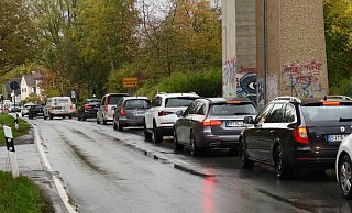 Jeden Morgen und jeden Nachmittag stehen die Bielefelder in Schildesche neuerdings lange im Stau. - Barbara Franke