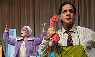 In dem Musical „No Way to Treat a Lady“ geht es unter anderem um den Polizisten Morris Bummel (Florian Soyka, r.) der noch bei seiner Mutter lebt. - Tobias Kreft/Theater Paderborn