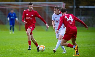 Jannik Tödtmann (l.) traf per Fallrückzieher für den VfL Theesen. - Mueller