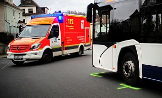 Nach der Vollbremsung mussten sechs Insassen vom Rettungsdienst versorgt werden. - Symbolfoto: Mike-Dennis Müller