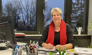 Gerne möchte Susanne Rutenkröger auch für die nächste Amtszeit an ihrem Bürgermeister-Schreibtisch im Bünder Rathaus sitzen bleiben. Vor gut einer Woche hat die 63-Jährige ihre erneute Kandidatur bekanntgegeben. - Natalie Gottwald