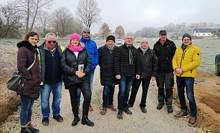 Planungsbeteiligte freuen sich über den Ausbau des Bürgerradwegs. - Burkhard Battran