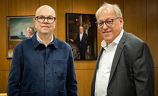 Der Fotograf Albrecht Fuchs hat Oberbürgermeister a.D. Pit Clausen (re.) im Alten Rathaus porträtiert. - Sarah Jonek