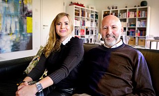 Henning Matthes mit seiner Frau Janine im lichtdurchfluteten Wohnzimmer in seiner Bielefelder Wohnung. - Andreas Frücht
