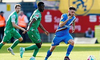 Sandhausens Merveille Papela (l) und Braunschweigs Maurice Multhaup kämpfen um den Ball. - Uwe Anspach/dpa