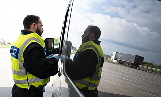 Polizisten werden während der Olympischen Spiele an der Grenze zu Frankreich kontrollieren. (Archivbild) - Sebastian Kahnert/dpa