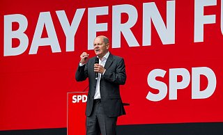 Bundeskanzler Olaf Scholz (SPD) bekkent sich zum Grundrecht auf Asyl, mahnt aber auch effektivere Abschiebungen an. - Daniel Vogl/dpa