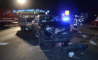 Eine Mercedes-Fahrerin missachtet die Vorfahrt eines Ford Ranger, der auf der Bielefelder Straße aus Richtung Borgholzhausen kommend einen Zusammenstoß nicht mehr verhindern kann. - Ekkehard Hufendiek