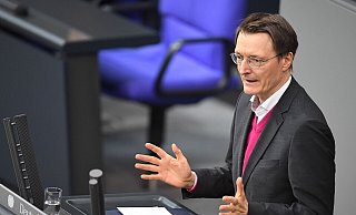 Gesundheitsminister Karl Lauterbach spricht bei der Debatte zum Gesetz zur kontrollierten Freigabe von Cannabis im Bundestag. - Serhat Kocak/dpa