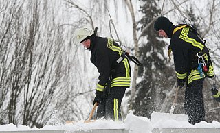 Die Freiwillige Feuerwehr schippt 2010 Schnee auf dem großen Hallendach von HB Drucke. Zu einem solchen Einsatz würde es heute nicht mehr kommen. - Ulf Hanke