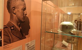 Aus dem Nachlass von Wilhelm Petersen sind auch private Fotos und auch viele Objekte aus seiner SS-Zeit zu sehen - wie sein Stahlhelm. - Uwe Müller