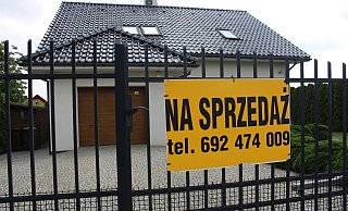 Ein zum Verkauf stehendes Haus in der polnischen Ortschaft Kunowice. - Jan Freybott/dpa