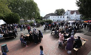 Die ganze Gemeinde feierte am Sonntag die Grundsteinlegung an der Amtshausstraße. - www.gerald-dunkel.de