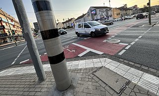 So wie dieser neue Rotlichtblitzer an der Sieker-Kreuzung (er hat nur den Verkehr von der Osningstraße im Auge) sehen auch die geplanten Tempoblitzer aus. - Eike J. Horstmann