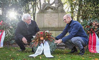Bezirksbürgermeister Holm Sternbacher (l.) und Sozialdezernent Ingo Nürnberger bei der Kranzniederlegung.  - Sarah Jonek