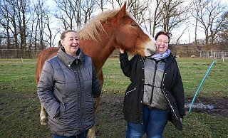 Annette Arkenberg und Birte Hanczuch leiten den Verein Halona MuT und geben ganz vielen unterschiedlichen Tieren ein neues Zuhause auf dem Tierhof in Diepenau. - Sonja Vollmer