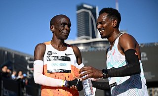 Marathon-Star Eliud Kipchoge (l) war in Sydney ohne Chance gegen Sieger Hailemaryam Kiros. - Bianca De Marchi/AAP/dpa