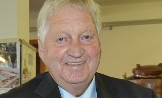 Dieses verschmitzte Lächeln wird vielen Menschen in Steinhagen fehlen. Unser Foto entstand im Historischen Museum, durch das Gerhard Goldbeckerviele Jahre mit Begeisterung die Besuchergruppen führte. - Birgit Nolte