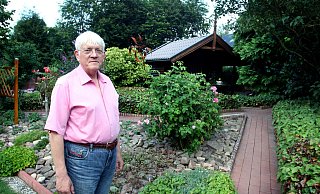 Hermann Ottensmeier (LBA) in seinem garten an der Schierholzstraße. - Felix Eisele