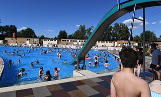 Das Waldbad in Schloß Neuhaus: Bislang sind hier nur 36.200 Besucher ins kühle Nass gesprungen. Doch hier hat die Saison auch erst im Juni begonnen. - Marc Köppelmann (Archivbild)