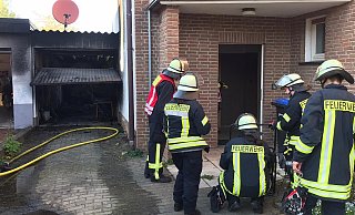Die Feuerwehr Löhne ist am Mittwochabend in Obernbeck im Einsatz. Eine Garage stand in Flammen. - Dirk Windmöller