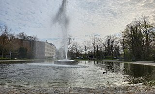 Immer zur vollen Stunde sprudelt der Jordansprudel rund 16 Meter in die Höhe - allerdings noch immer nicht mit dem original Sole-Wasser. - Thorsten Gödecker