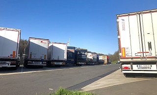 Volle Parkplätze in Zeiten von Corona: Der Rastplatz Fuchsgrund war am Montagnachmittag voll belegt. Sogar rechts auf dem Pkw-Stellplatz stand ein Lkw. Die meisten haben polnisches oder litauisches Kennzeichen. MT- - Foto: Thomas Lieske