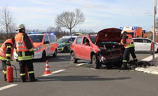 Der Dacia war ebenso wie der VW Golf nicht mehr fahrbereit. - Madita Schellenberg