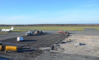 Auf dem Vorfeld des Paderborner Flughafens beherrschen aktuell Baumaschinen anstellen von parkenden Flugzeugen das Bild. - Paderborn-Lippstadt Airport