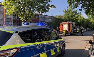 Polizei und Feuerwehr sind am Montagabend zu einem Dachfeuer an der Dürerstraße ausgerückt. - Paul Brinkmann