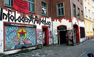 Ein Graffiti zur Erinnerung an Halim Dener (1994 in Hannover erschossen) wird vom Staatsschutz als verboten eingeschätzt. Das Graffiti befindet sich auf dem Rollladen des ArbeiterJugendzentrum (AJZ), an der Heeper Straße Es geht um ein verbotenes kurdisches Symbol - Jens Reichenbach
