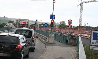 Ein lange Rotphase steht bevor: Am 11. Juni wird die Weserbrücke für den motorisierten Verkehr gesperrt. - Torsten Wegener