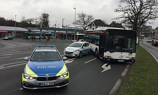 Der Bus wollte auf die linke Linksabbiegerspur, der Wagen der Diakonie stand auf der rechten. Durch die Kollision wurde der Wagen der Diakonie leicht beschädigt. - Eike J. Horstmann
