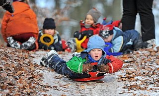 In der neuen Studie des Kinderzentrums Bethel wird untersucht, welche Einflüsse die Zeit, die Kinder in der Natur verbringen, auf die Entwicklung ihres Mikrobioms hat. - picture alliance / dpa