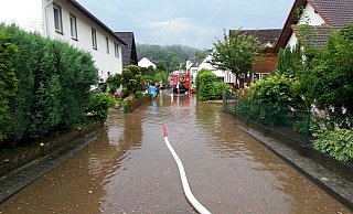 Dauerthema in der Oldendorfer Schweiz: Hochwasser ist wie hier im Jahr 2014 immer wieder ein Problem. Dafür soll jetzt eine neue Verrohrung her. - Hans-Günther Meyer