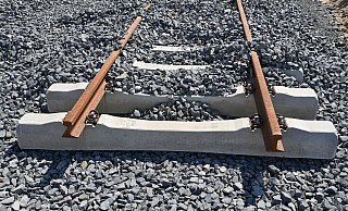 Schienen für ein neues Gleis an einer Baustelle der Bahn. - Patrick Pleul/dpa