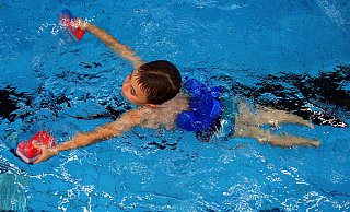 Schwimmen lernen ist wichtig. Doch viele Kurse können derzeit nicht stattfinden. - picture alliance / dpa