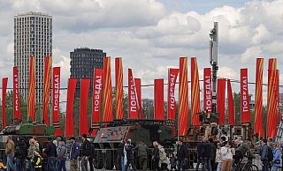 Menschen besichtigen eine Schau zu Kriegstrophäen im Park Pobedy (Park des Sieges) in Moskau. Gezeigt wird Militärtechnik aus verschiedenen westlichen Ländern und der Ukraine. Im Hintergrund zu sehen sind rote Fahnen mit der Aufschrift Pobeda! (auf Deutsch: Sieg). - Ulf Mauder/dpa