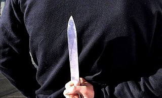 Die Unbekannten bedrohten das Opfer mit einem Messer. - Symbolbild: Andreas Frücht