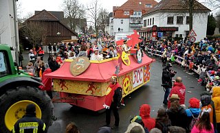 Der FCC-Vereinswagen darf beim Umzug natürlich nicht fehlen. - Reinhard Peters