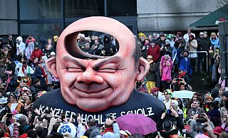 «Kanzler Hohlaf Scholz» steht auf einem Mottowagen beim Düsseldorfer Rosenmontagszug. - Federico Gambarini/dpa