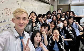 Jan Ristok, Deutschlehrer aus Bielefeld, mit seiner Klasse in Seoul. - Jan Ristok
