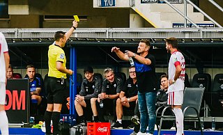 Schiedsrichter Sven Jablonski zeigt dem Paderborner Cheftrainer Lukas Kwasniok die Gelbe Karte. Der scheint mit der Entscheidung nicht einverstanden zu sein. - Besim Mazhiqi