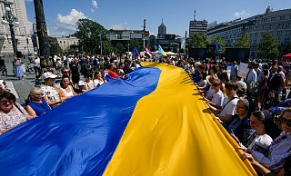 Menschen halten eine riesige ukrainische Fahne während einer Kundgebung in Belgrad zum 32. ukrainischen Unabhängigkeitstag. - Darko Vojinovic/AP