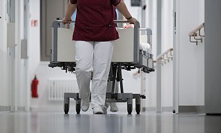 Pflegeverbände fordern schon seit Langem eine Aufwertung der Pflege, um die Attraktivität des Berufs zu erhöhen. - picture alliance/dpa